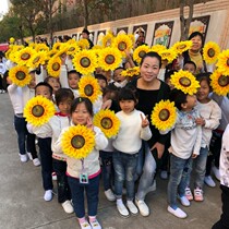 Opening ceremony of the games Childrens Day performance Hand-held kindergarten dance performance Sunflower props Hand-held flowers
