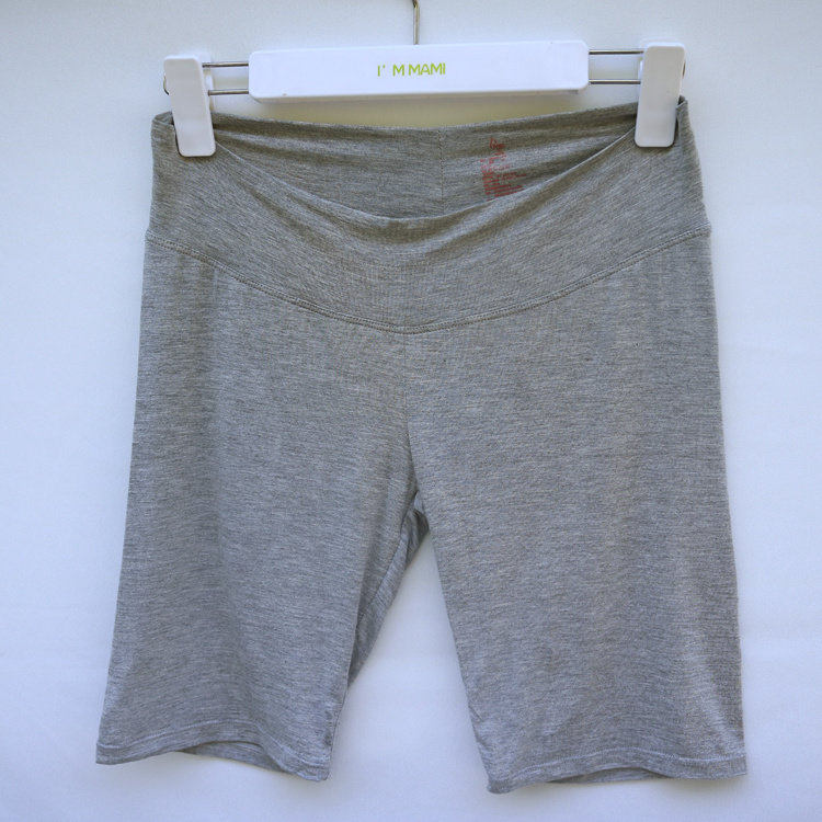 A beautiful mommy is pregnant with excellent pregnancy summer low-waisted wide-brimmed belly-supporting modal anti-lighting pants 327002 327001