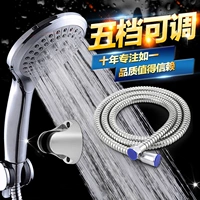 Ultra -Large Waterman, держащий душ душ.
