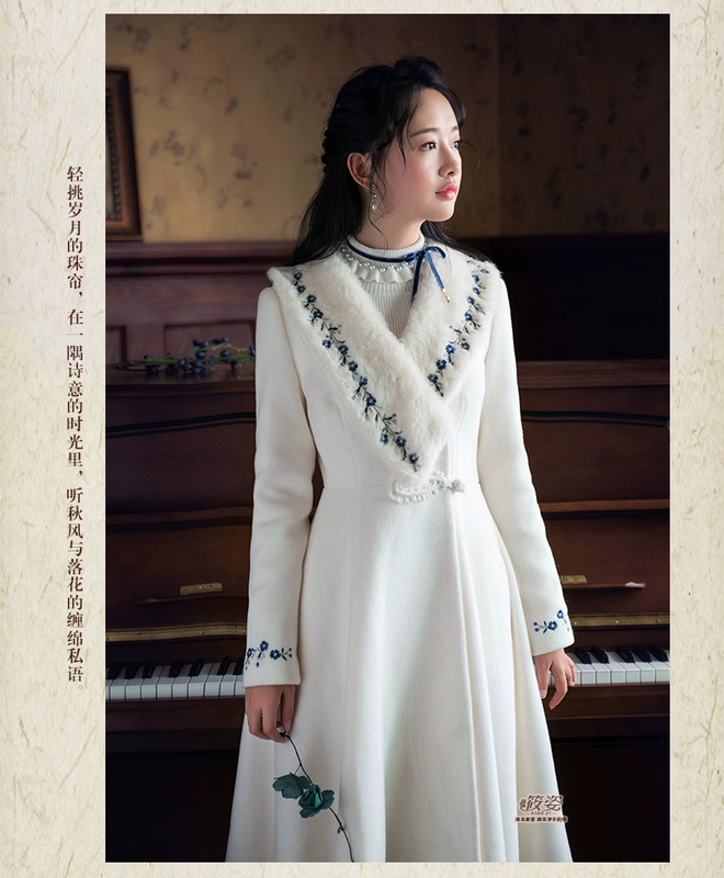 Xiao Zi Qingyi Thời gian 2017 mùa thu mới của phụ nữ retro lông cổ áo len thêu eo áo dài - Trung bình và dài Coat