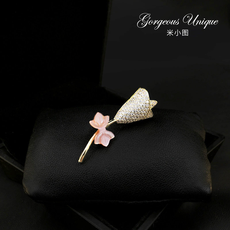 High-end rare pink shell flower brooch Copper micro-inlaid flash zirconium-plated real gold corsage delicate sweater coat brooch 551