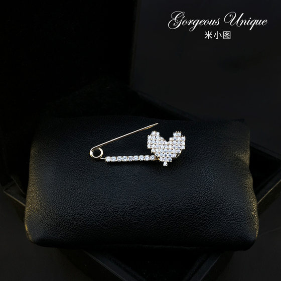 735 high-end exquisite love pin for women, diamond heart-shaped brooch for fixing clothes, cardigan and scarf