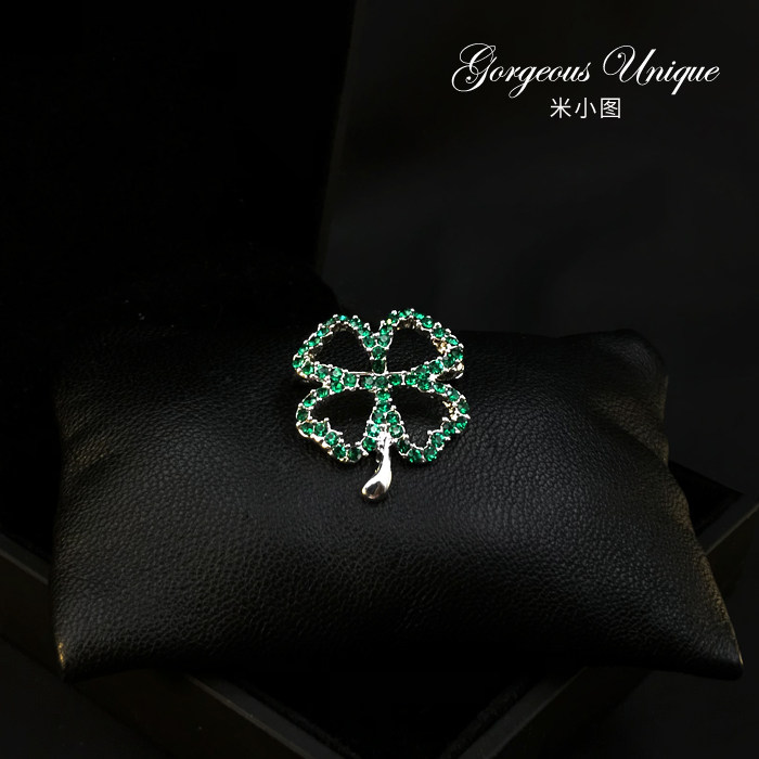 Hollowed-out four-leaf straw button brooch brooch female chest flower jacket fashion atmosphere Don't pin decorative temperament accessories 210