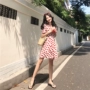 Mùa hè phiên bản Hàn Quốc của gió sang trọng Slim mỏng mỏng retro vải thiều đỏ in cổ chữ V eo ngọt ngào Váy chữ nữ váy đầm xòe