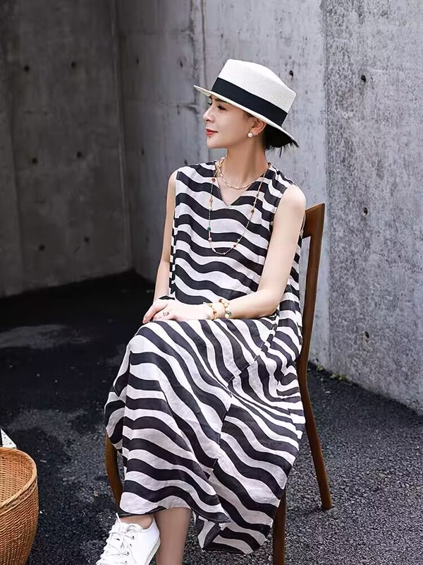 Summer New Zebra Stripe Print Cotton and Linen Dress for Women, High-End V-Neck Sleeveless Elegant Age-Reducing Long Dress