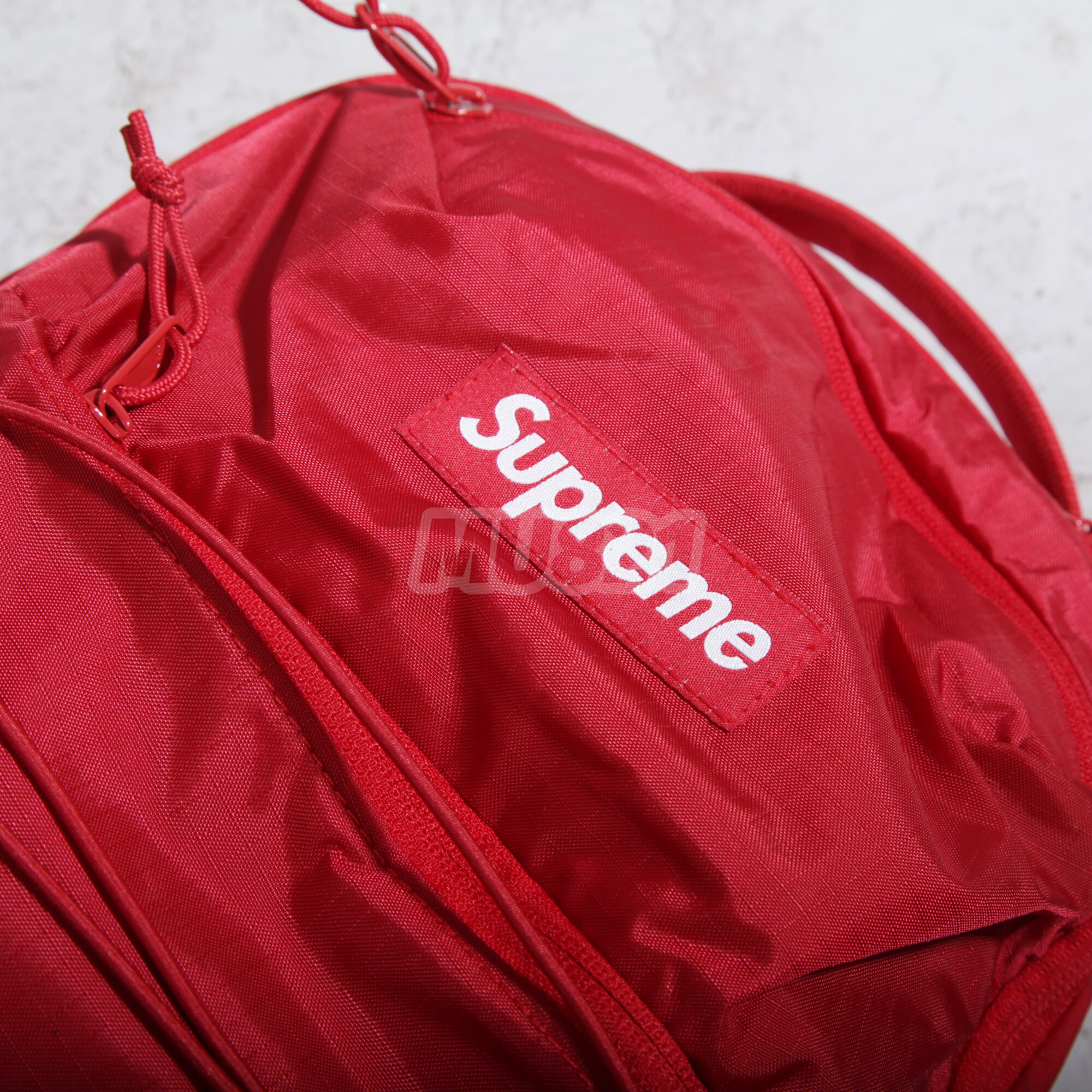 MU821现货SUPREME BACKPACK:X-Pac防水尼龙,潮流与实用并存的双肩背包-双肩背包-淘宝百科网