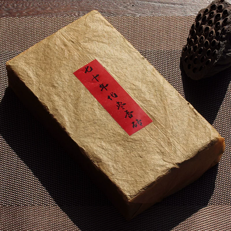 В 1970-х, чай Любао, Вужоу, Гуангси, древний чай фермеров, кирпич, иней, старое дерево, чай, финик, дыня, фрукты, сладкоe и можно заваривать и пить