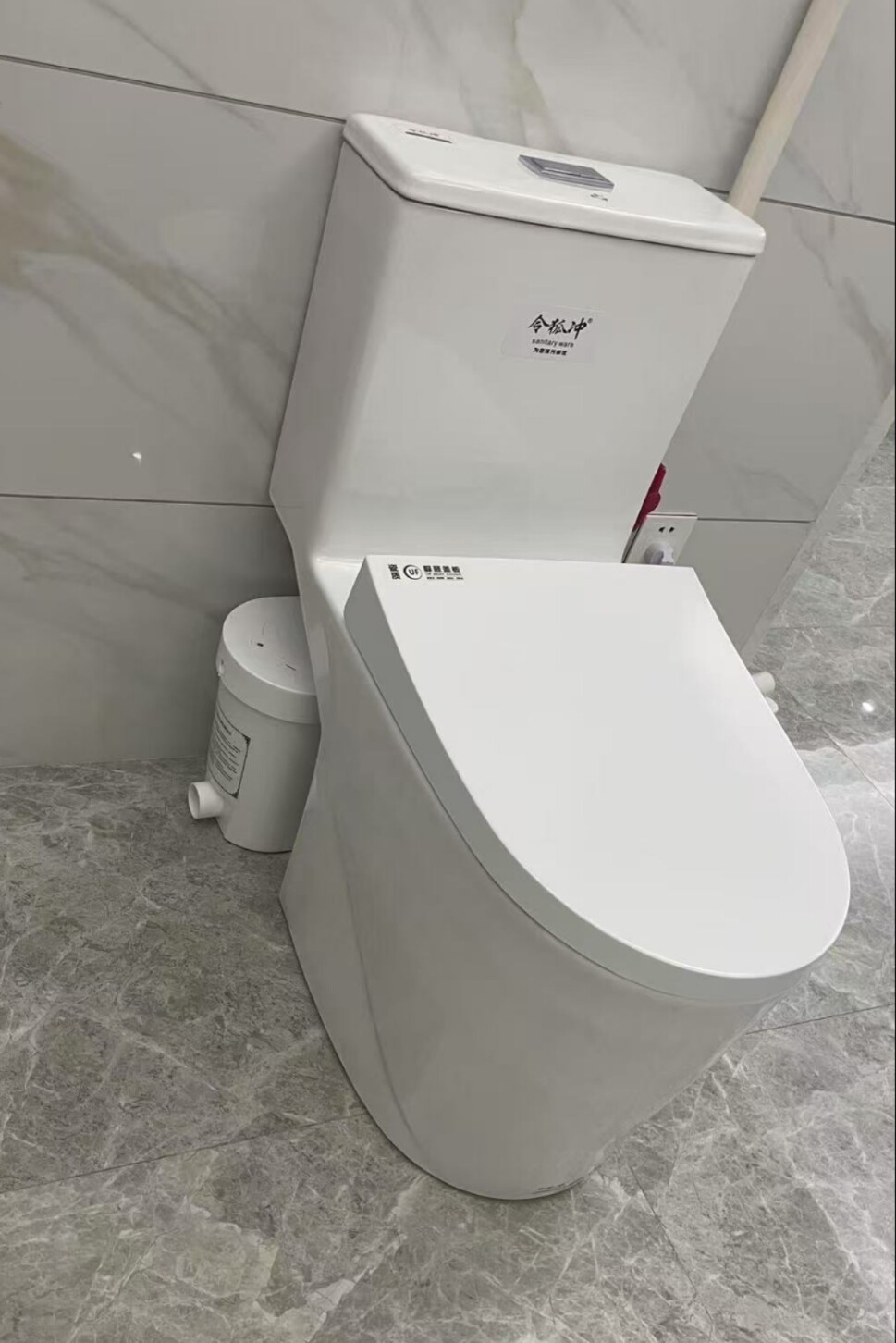 刘家卫浴工厂直销店的LOGO