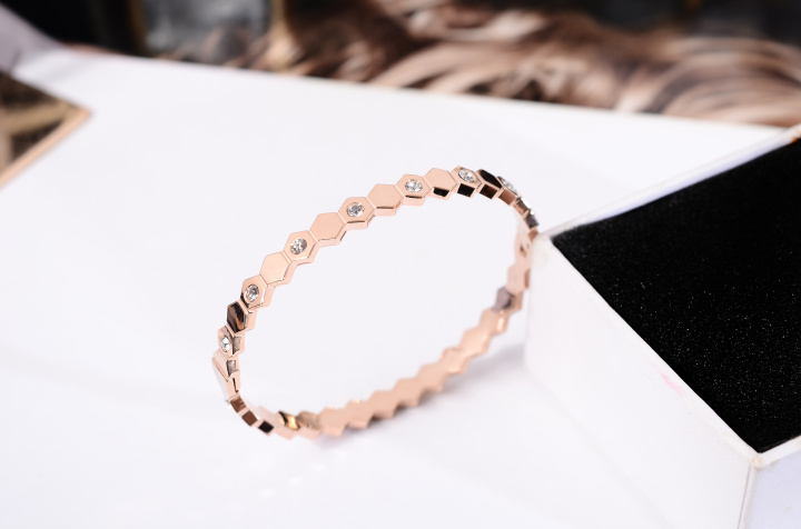 Net đỏ chic gió lạnh vòng tay tổ ong bằng thép titan mạ vàng hồng 18K phiên bản Hàn Quốc của vòng đeo tay hoang dã trang sức phổ biến vòng trầm
