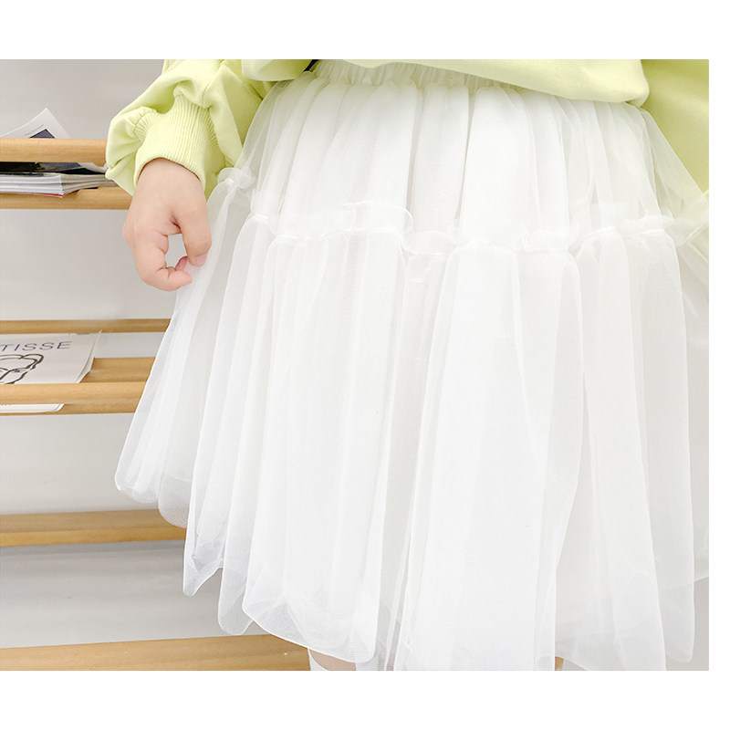 2233 Wears half skirt