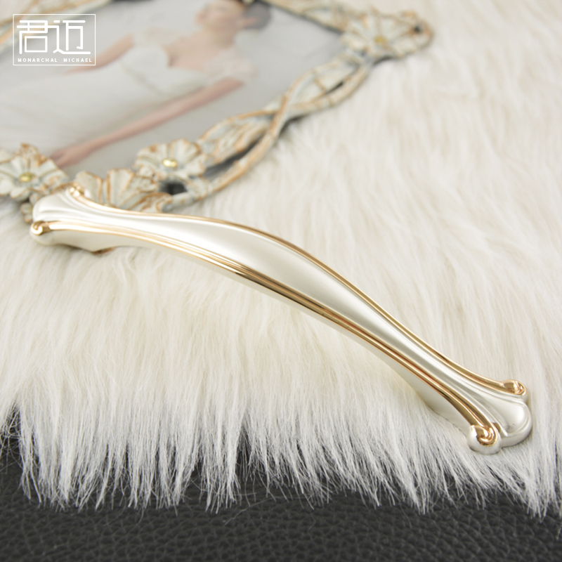 Eurostyle carved gold white wardrobe door pull handle modern minimalist American overall cupboard wine cabinet cloakroom with minimalist handle