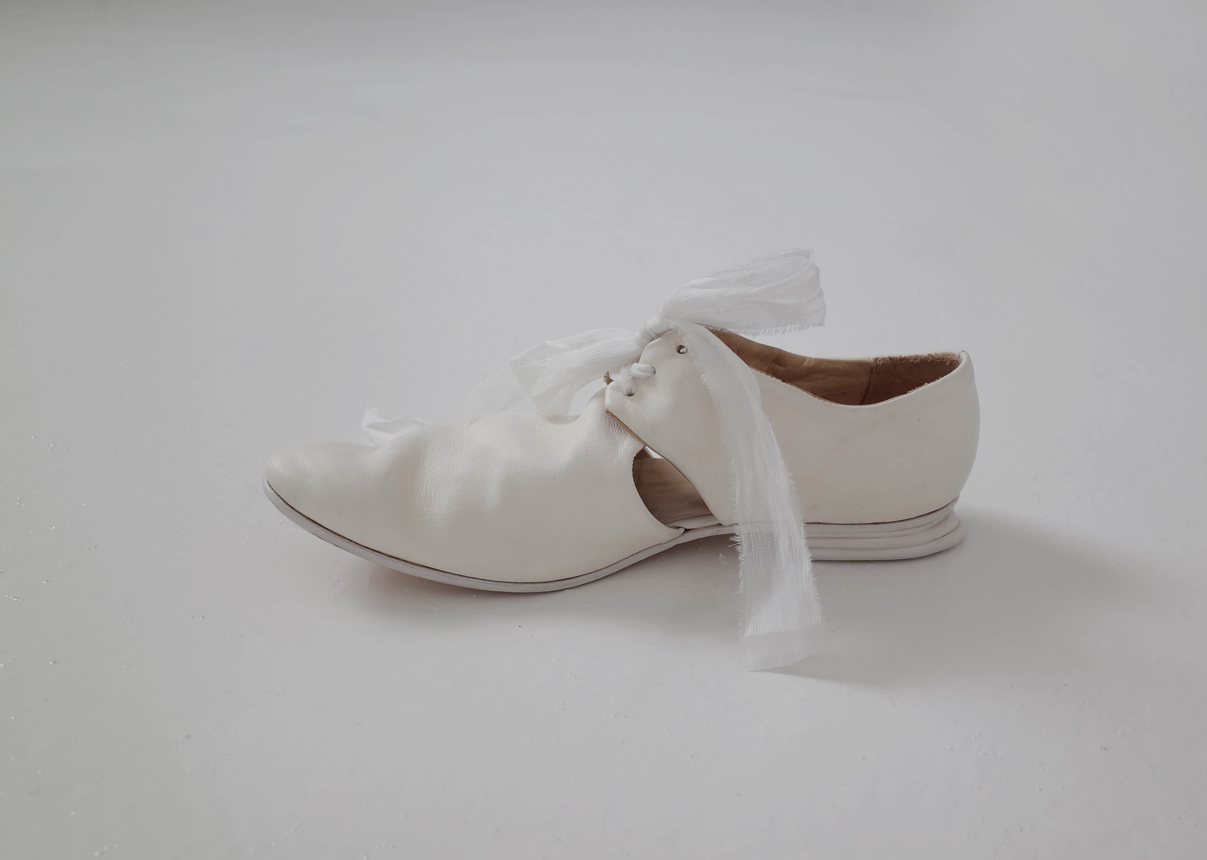 Темная обувь home work 18ss 简洁褶皱镂空丝带装饰鞋 白 atelier