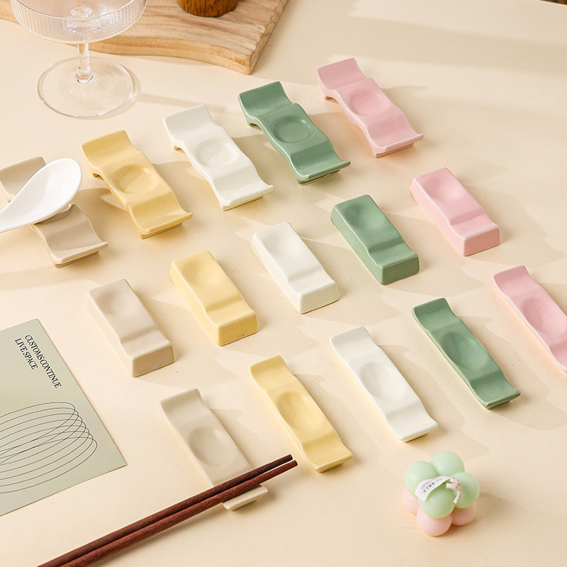 クリーム色のセラミック製箸置き兼ホルダー。多目的に使用でき、ホテルの食器、高級箸置き、箸枕、スプーンホルダーとして適しています。