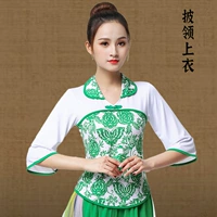 Положение воротника зеленого цветка и топа белого рукава