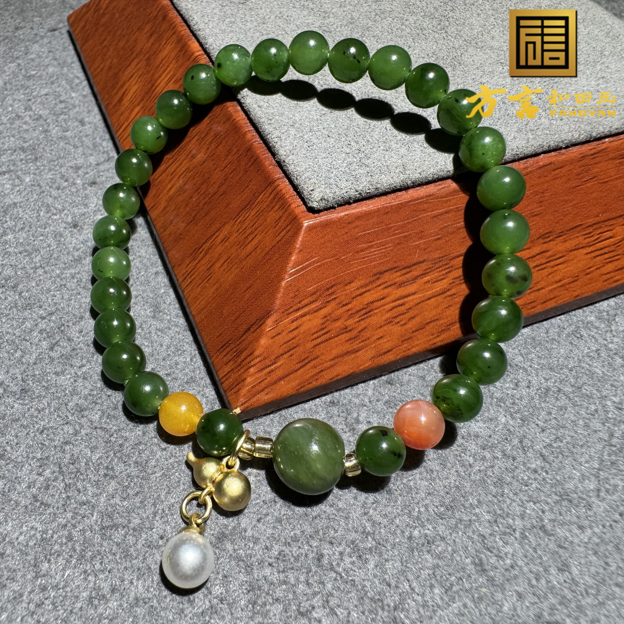 美滋滋巨放漏方言和田玉老坑俄料辣阳绿碧玉手串:民间艺术的新宠