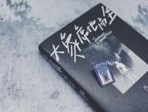 The federal horse elephant sits on the ground and the literary badge