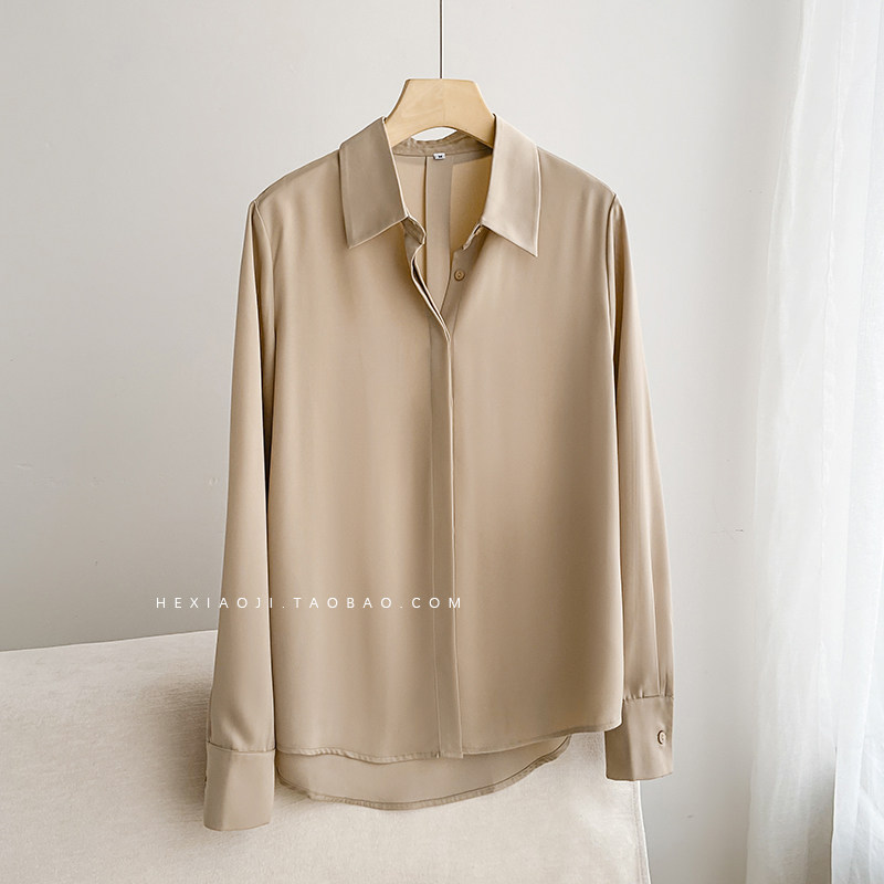 エレガントなフェイクアセテートサテンシャツ。ゆったりとしたシルエットで、カーキ、モカ、コーヒーカラー。シワになりにくく、ドレープ感があり、面接や春の装いに最適です。