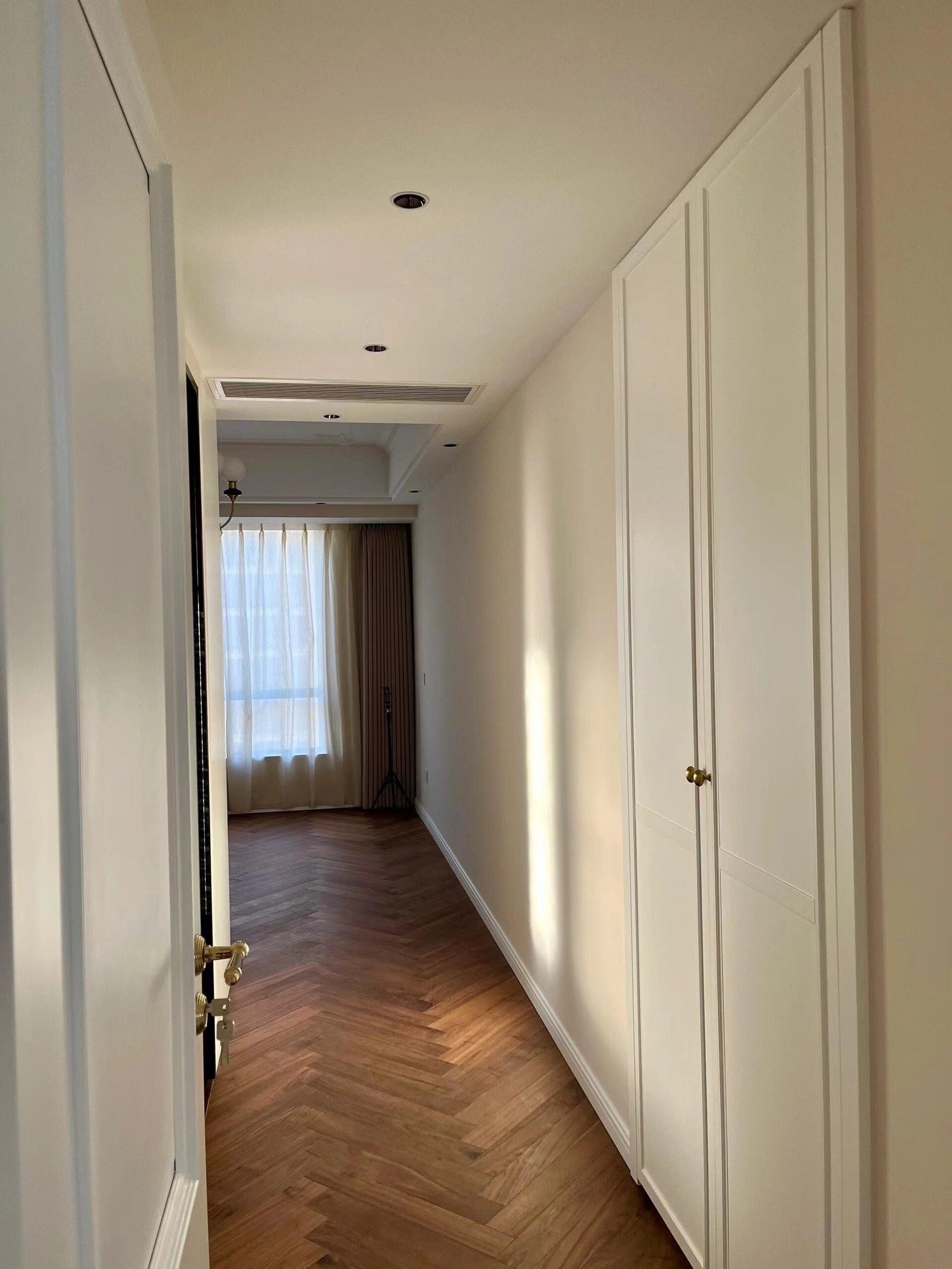 2026年如何选美式法式奶油白奶咖灰全屋整木定制衣柜书柜橱柜？