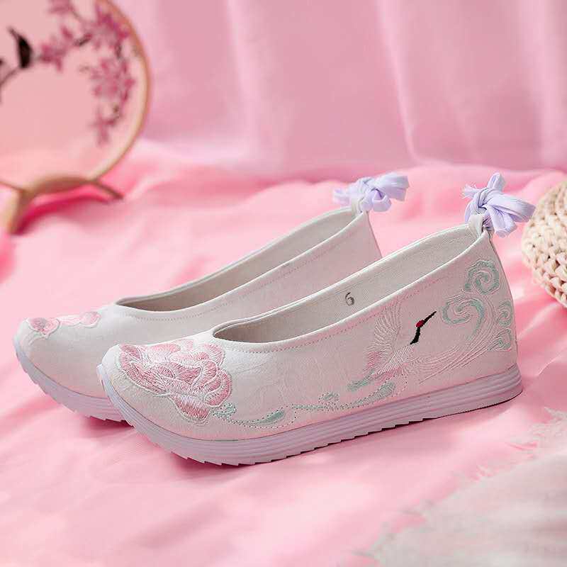 2020 spring new ancient costume embroidered shoes women's ethnic style Hanfu shoes ancient style high upturned cloth shoes