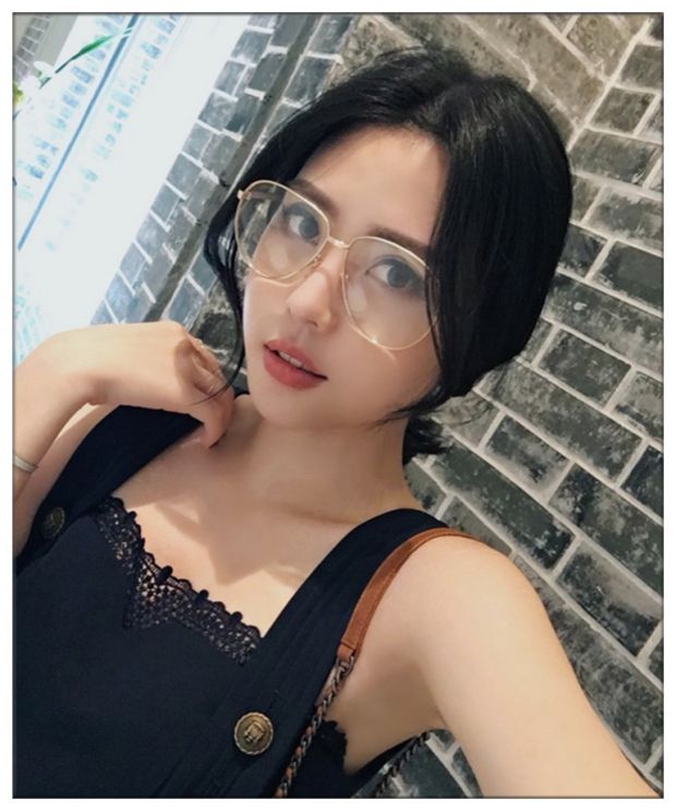 Son môi hoàng tử Fei Qiming với phiên bản Hàn Quốc của khuôn mặt tròn gọng lớn kính gentle monster south side