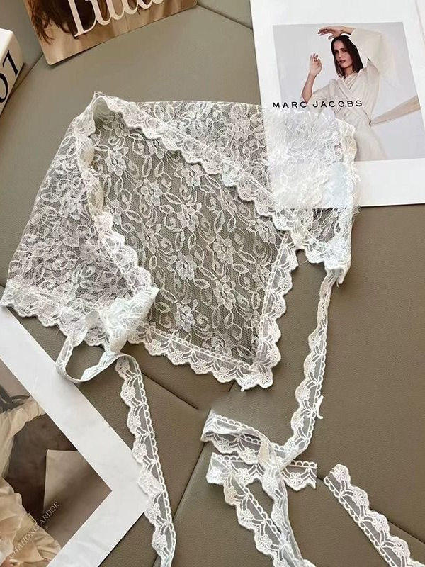 Korean-Style Japanese Lace Fashion Versatile Multi-Use Scarf Sweet Design Triangle Scarf Neck Warmer Scarf for Women in Black and White