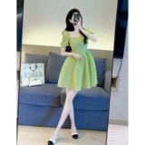 Зеленое летнее платье, юбка, приталенный корсет, городской стиль, французский стиль, квадратный вырез, рукава фонарики, А-силуэт