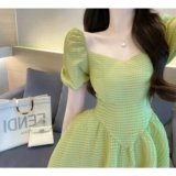 Зеленое летнее платье, юбка, приталенный корсет, городской стиль, французский стиль, квадратный вырез, рукава фонарики, А-силуэт