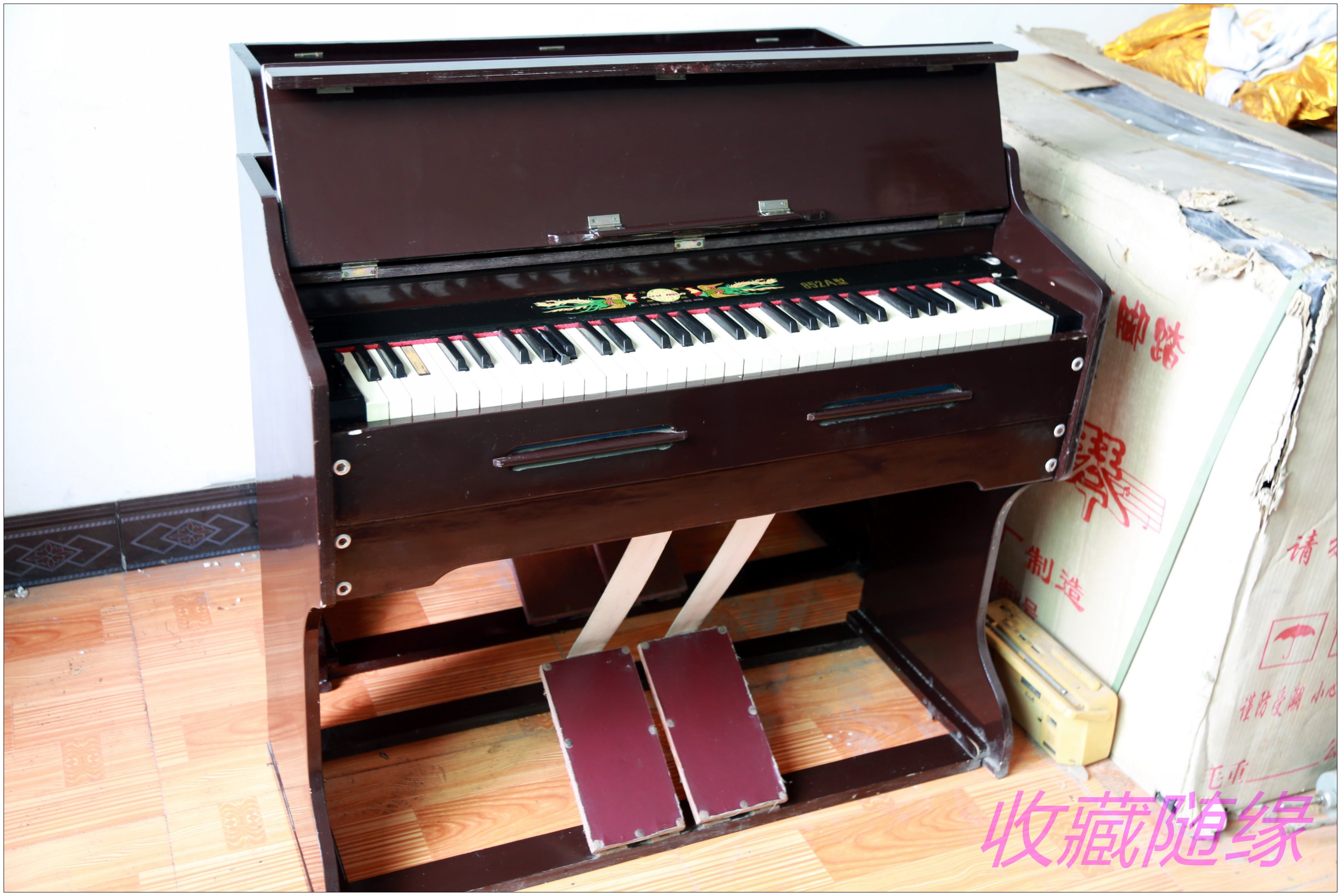 Foot on the organ Shanghai Danfeng foot on the organ Old Shanghai foot on the organ photography props window decoration