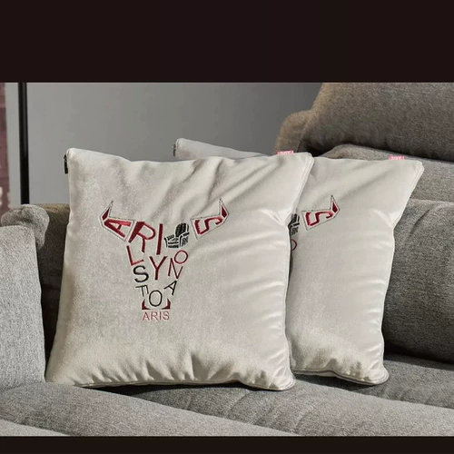 Подушка Aris ai Risi была смягчена автомобилем с автомобильным мульти -функциональным кондиционером с мульти -функцией, а подушка представляла собой небольшие прокладки.