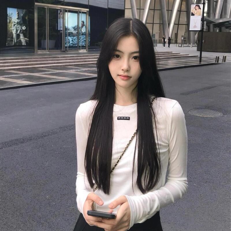 Miu Miu Style Letter Logo Patch White Base Shirt for Women, Suitable for Spring and Autumn, Can Be Worn as an Inner Layer or Outerwear, Long-Sleeve T-Shirt