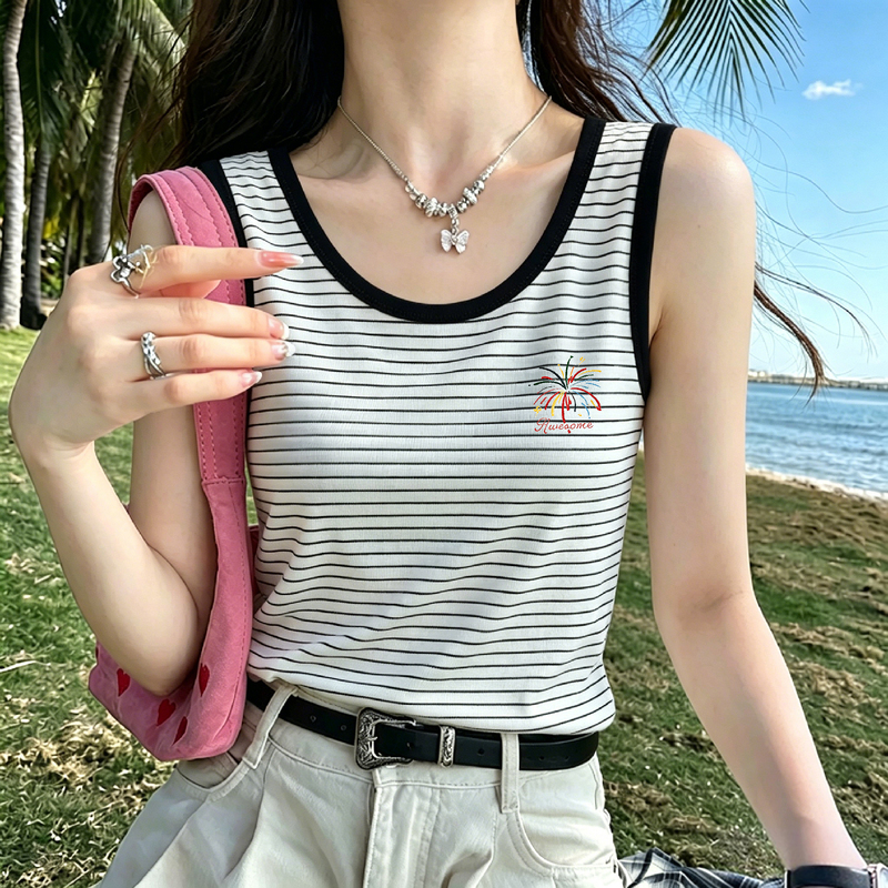 Korean Style Black and White Striped Vest for Women, Sleeveless Design, New Summer Style, Simple Casual Style, Slimming and Versatile Outerwear Top Korean Style Black and White Striped Vest for Women, Sleeveless Design, New Summer Style, Simple Casual Style, Slimming and Versatile Outerwear Top