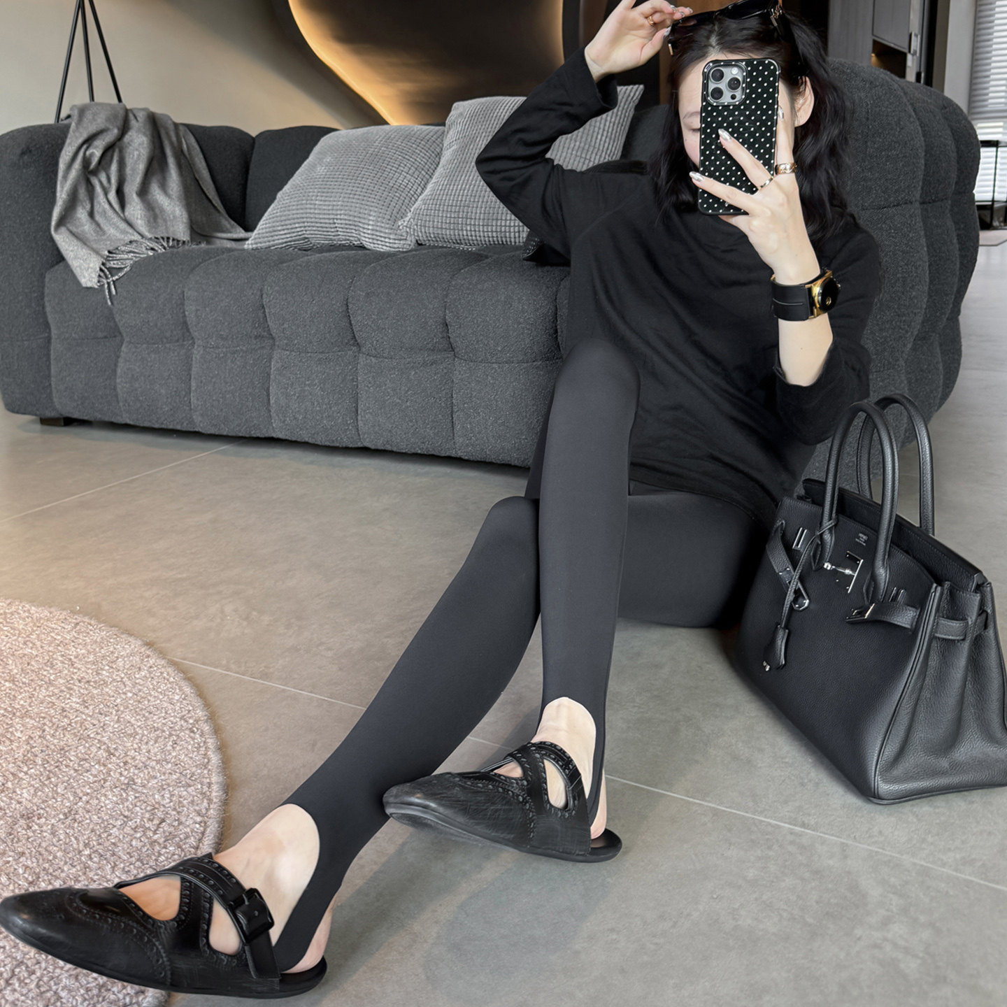 脚をスリムに見せるスーパーパンツ！スタイリッシュなレギンス、ストラップ付きパンツ、シャークパンツ、脚を長く引き締めて見せる黒のレギンス。