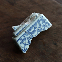 Qianlong blue and white intertwined lotus isolated fragment of the Qing Dynasty blue and white porcelain specimens old blue and white porcelain fragments of the Ming and Qing Dynasties ancient porcelain fragments