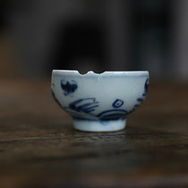 A fragment of the Kangxi blue and white cup from the Qing Dynasty a fragment of a blue and white cup with a seawater bat pattern and a gold inlay specimen for learning from the old porcelain of the Ming and Qing Dynasties.