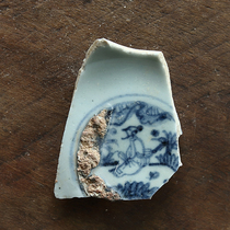 In the mid-Ming Dynasty Hongzhi Zhengde blue and white bowl bottom porcelain fragment specimens Ming and Qing blue and white old porcelain fragments and ancient porcelain fragment specimens
