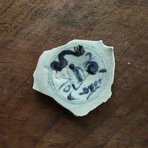 Hongzhi blue and white bowl bottom porcelain fragment specimens from the mid-Ming Dynasty blue and white old porcelain fragments from the Ming and Qing Dynasties ancient porcelain identification study specimens