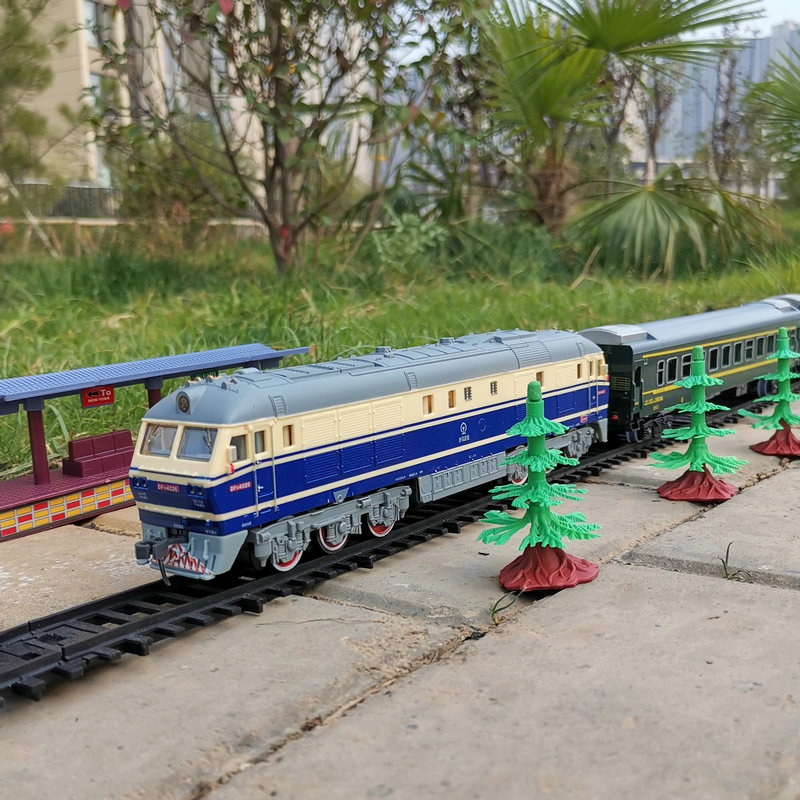 Simulation ultra-long railway track small train model toy track green leather Dongfeng 11 lion internal combustion engine children boys and girls