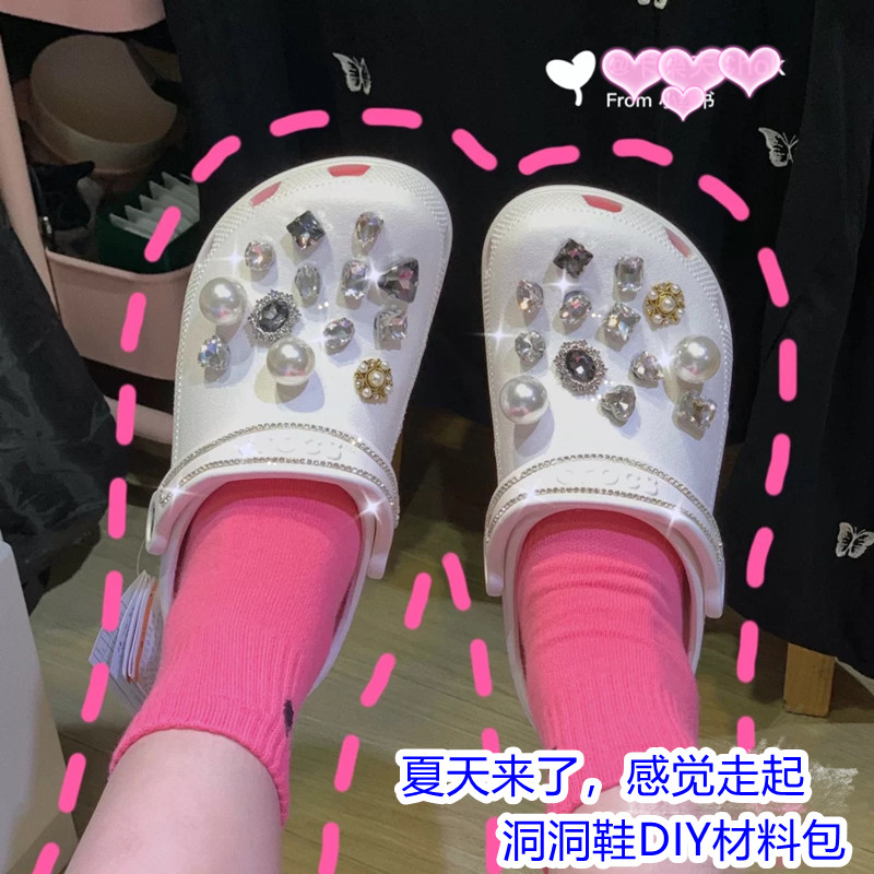 2022 New Crocs Dongle Shoes Shoes Flower Accessories Creative Punk Dark Black Little Red Book Decoration Shoes SUIT INS