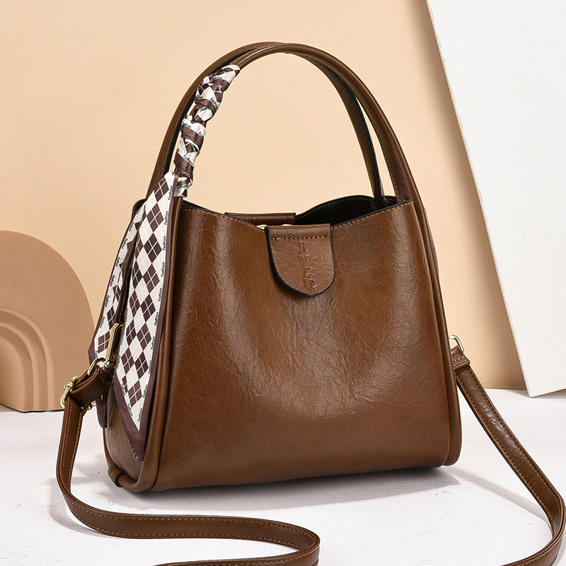 Кожаная сумка женская 2025 новая сумка-мессенджер большой емкости высокого класса портативная сумка-ведро через плечо из мягкой кожи маленькая квадратная сумка