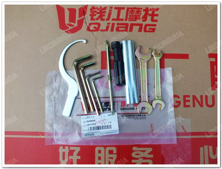 Nhà máy gốc Qianjiang Xiaohuanglong / Lan Baolong 302S BJ300GS-3 với các công cụ xe - Bộ sửa chữa Motrocycle bộ dụng cụ sửa chữa ô to đa năng