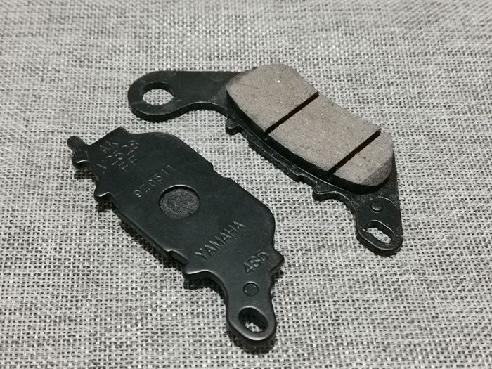 Lin Haiya Maha phụ kiện xe máy chùm cong LYM110-2-3 phanh đĩa tóc C8 má phanh - Pad phanh phanh trước xe máy