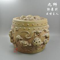 Guo Jingsheng the owner of the nine lion Basin a pair of Tianjin famous crickets and cricket pots