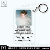 Светлый серого сидит, чтобы наблюдать за облаками