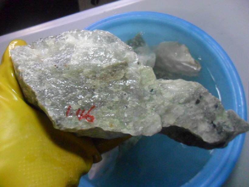 No. 030515 jade raw material bare stone natural raw stone Qinghai Kunshan Clenching Green White Jade 1 46 kg