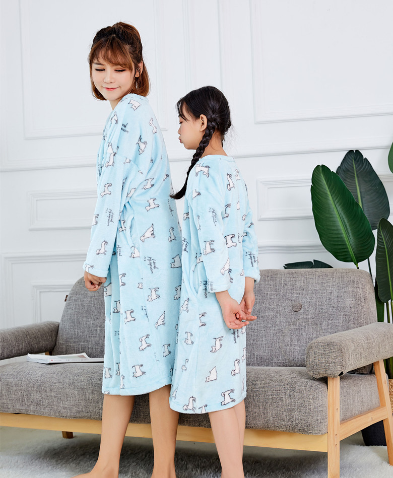 Mùa xuân và mùa thu mùa đông áo choàng flannel dày tay dài đồ bố mẹ-con phim hoạt hình bò trẻ em phụ nữ san hô lông đêm shop váy đẹp
