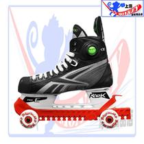 Le couteau de la roue de ceinture couvre les chaussures de hockey patins avec un couteau de roue sur terre avec un couteau de roue