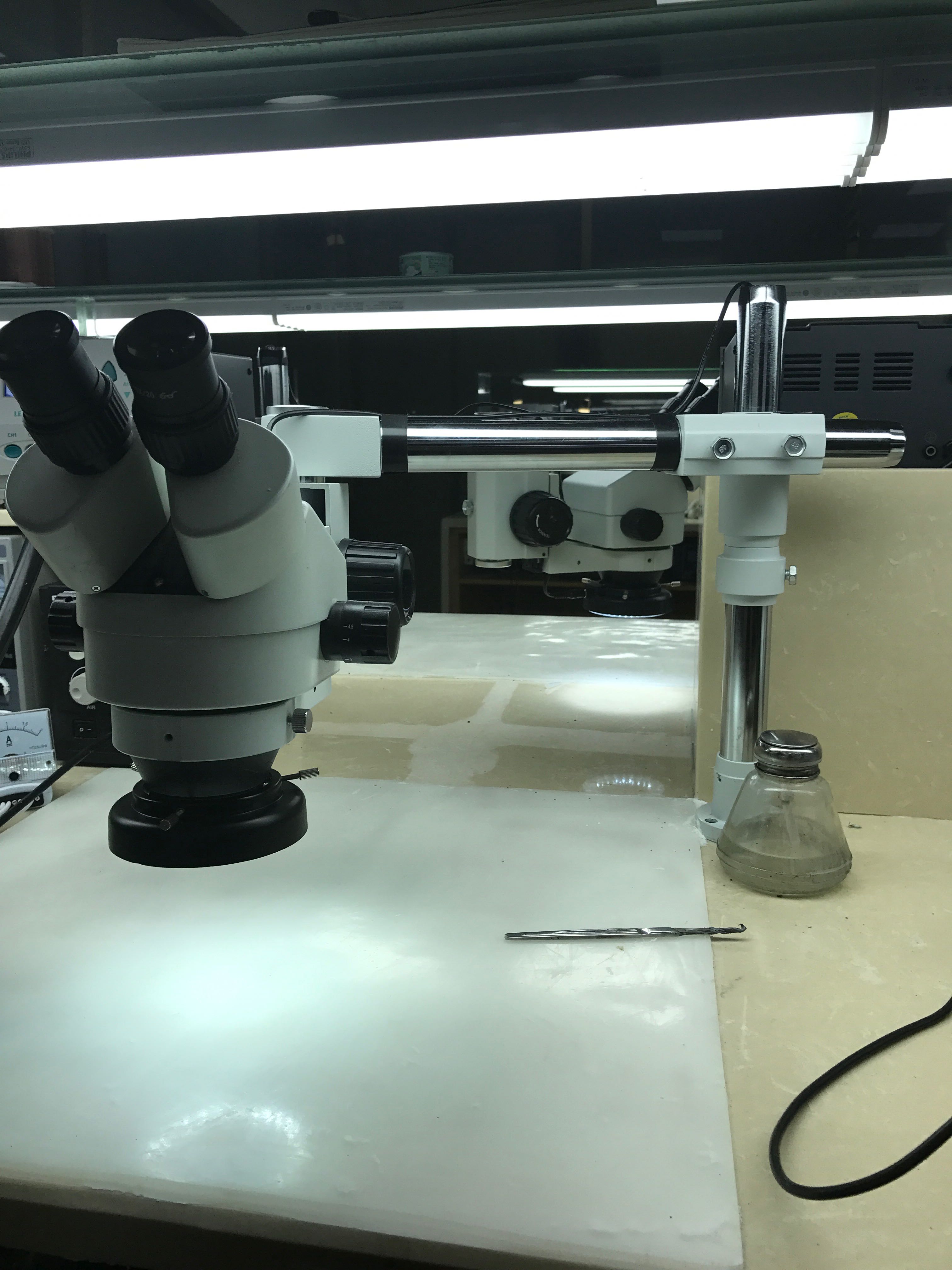 Professional binocular microscope with swing arm does not shake, maintenance master must use without screen