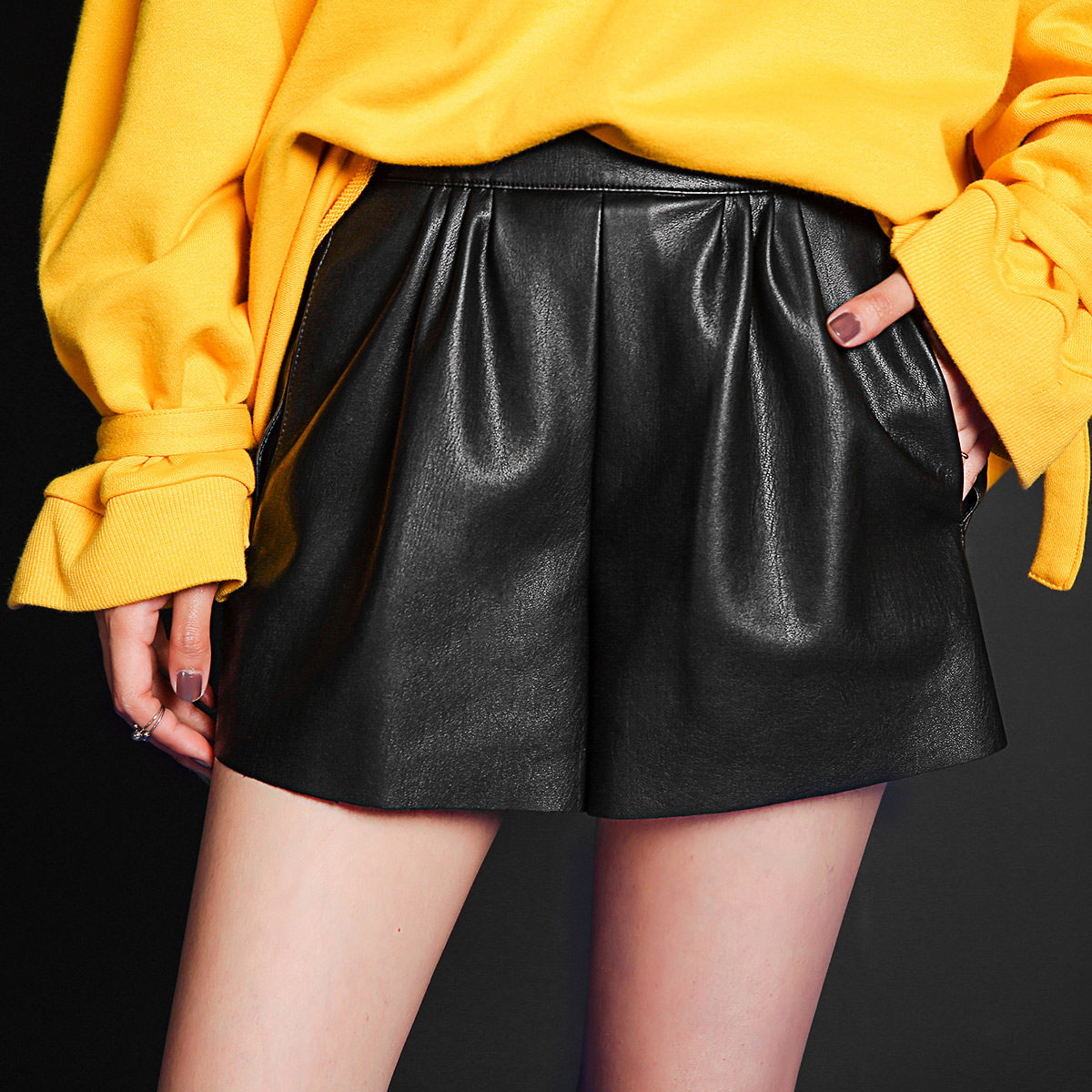 七格格 2016冬新款 纯色朋克自然腰宽松加厚PU皮短裤休闲裤女