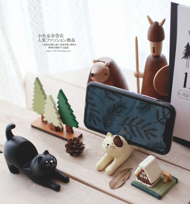 * Fish store * black and white cat stretch cat resin phone holder desktop phone holder ornaments