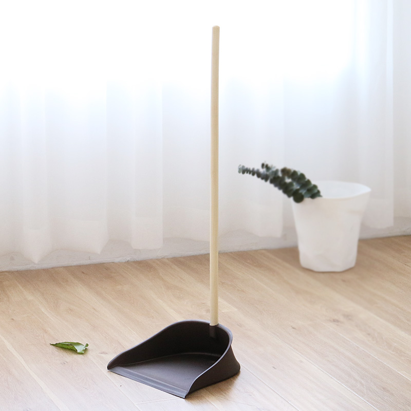 At the beginning of the art Wooden handle garbage spatula dustpan dustpan plastic single household pickle ash bucket garbage bucket brown